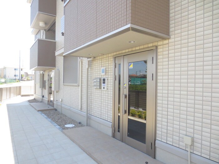 物件外観写真3　(エントランス部分)