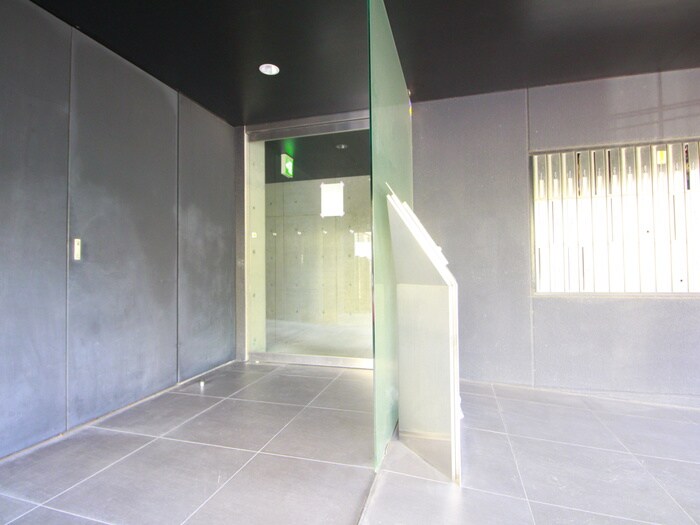 物件外観写真2　(エントランス部分)