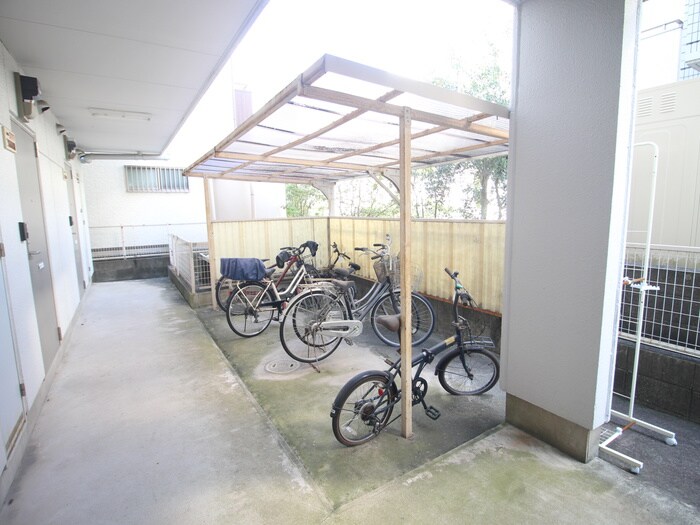 物件外観写真4　(駐輪場)