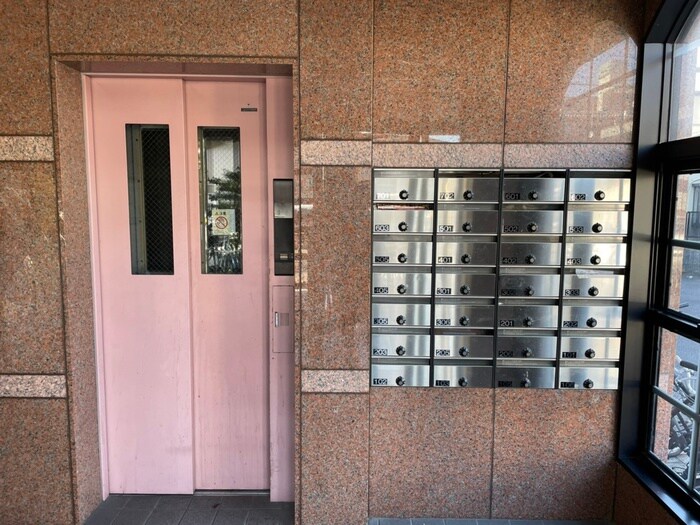 物件外観写真5　(エントランス部分)