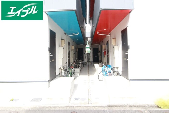 物件外観写真3　(エントランス部分)