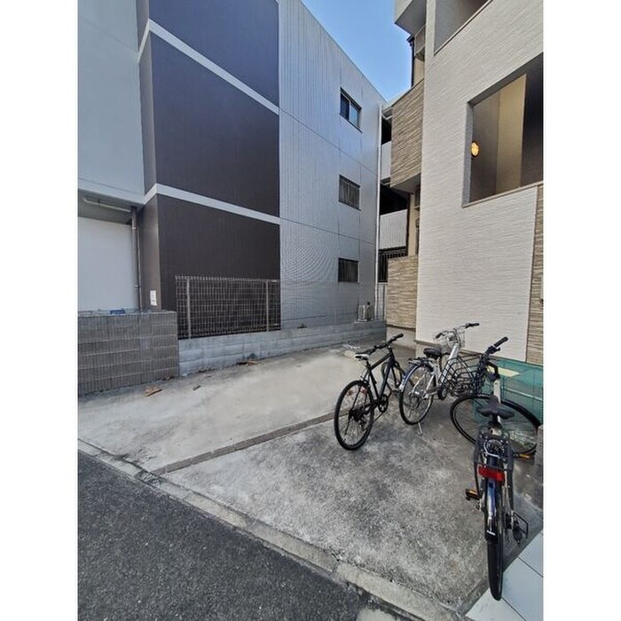 物件外観写真3　(駐輪場)