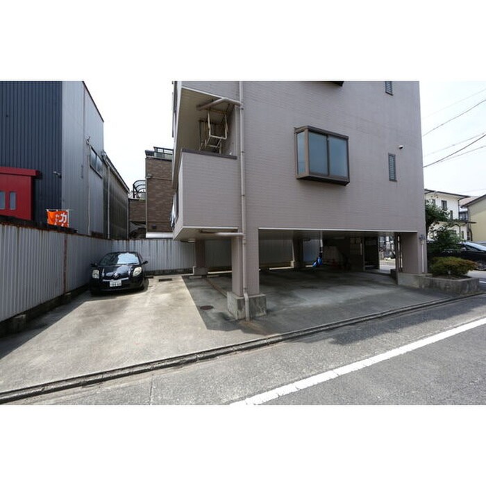 物件外観写真5　(駐車場)