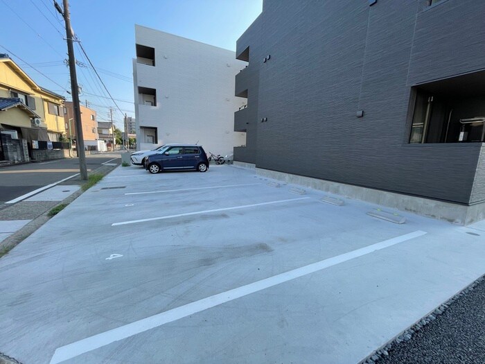 物件外観写真3　(駐車場)