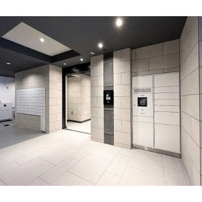 物件外観写真2　(エントランス部分)