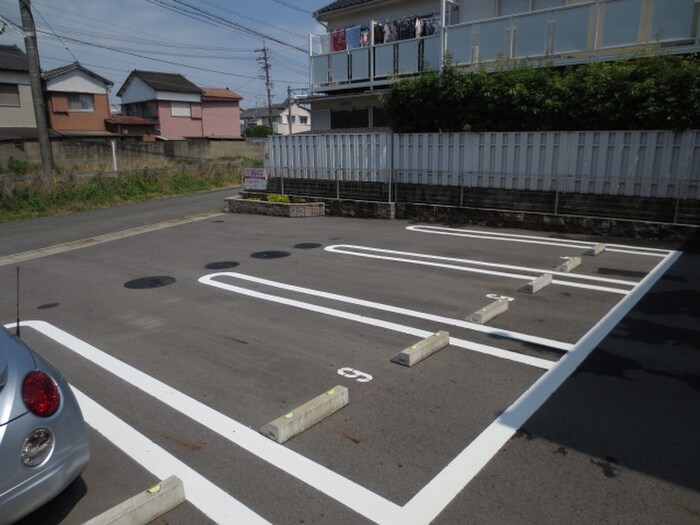 物件外観写真3　(駐車場)