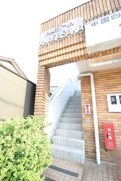 物件外観写真6　(エントランス部分)