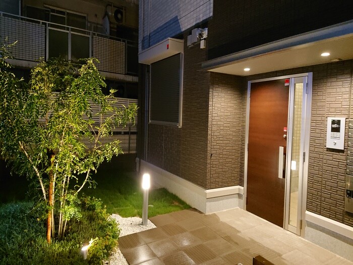 物件外観写真2　(エントランス部分)