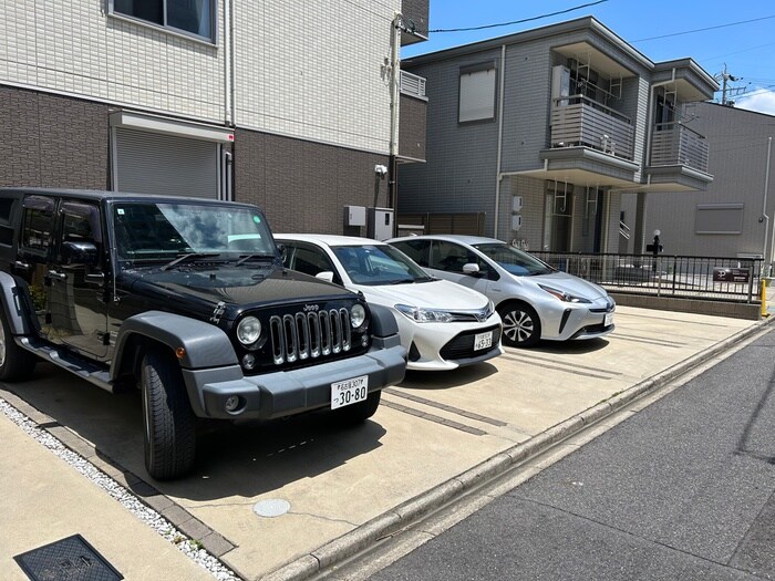 物件外観写真3　(駐車場)