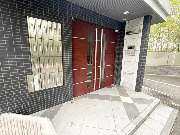 物件外観写真2　(エントランス部分)