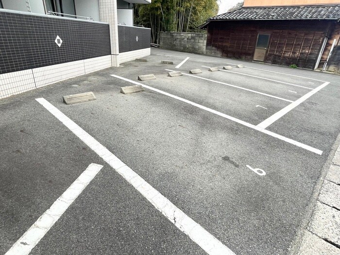 物件外観写真5　(駐車場)