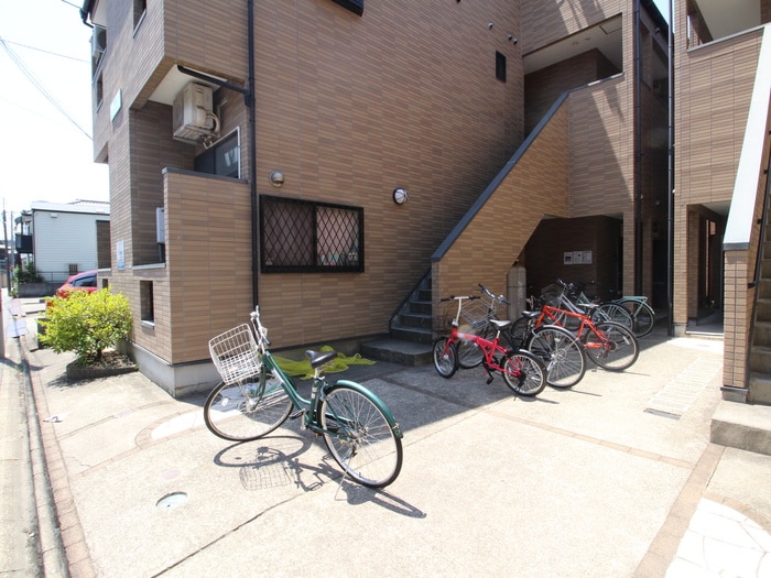 物件外観写真3　(エントランス部分)