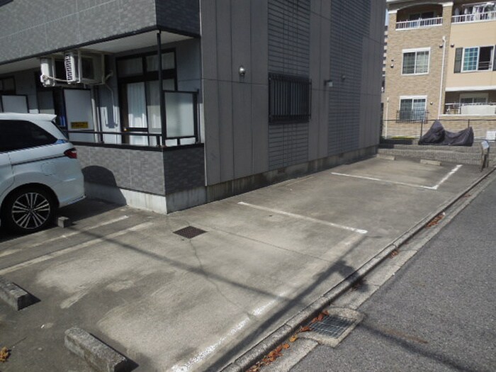 物件外観写真3　(駐車場)