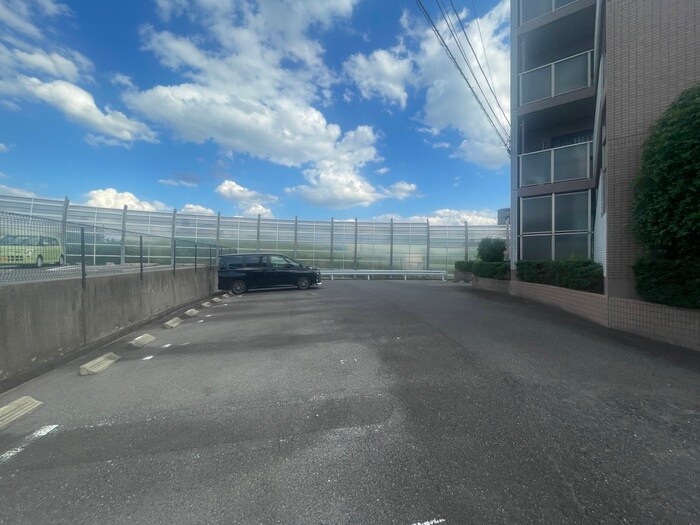 物件外観写真2　(駐車場)