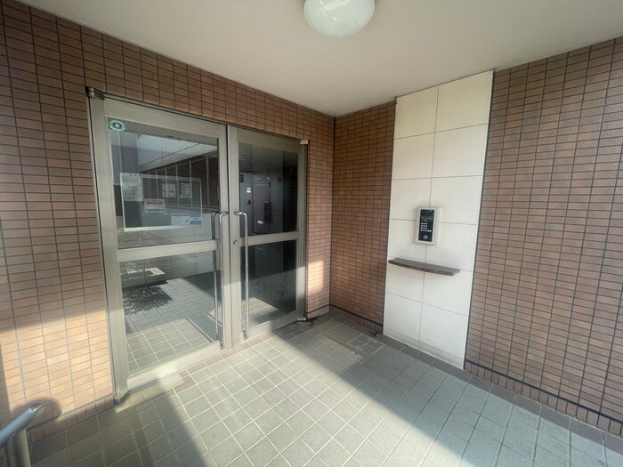 物件外観写真3　(エントランス部分)