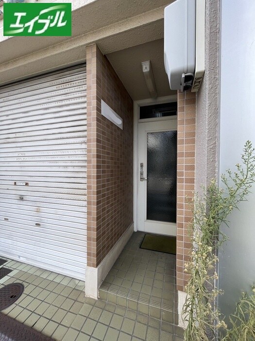 物件外観写真2　(エントランス部分)