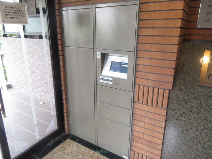 物件外観写真6　(エントランス部分)