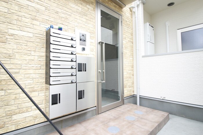 物件外観写真6　(エントランス部分)