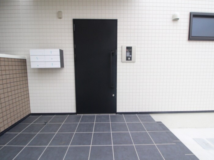 物件外観写真3　(エントランス部分)