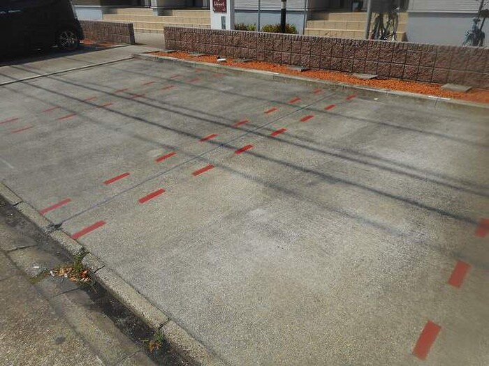 物件外観写真2　(駐車場)