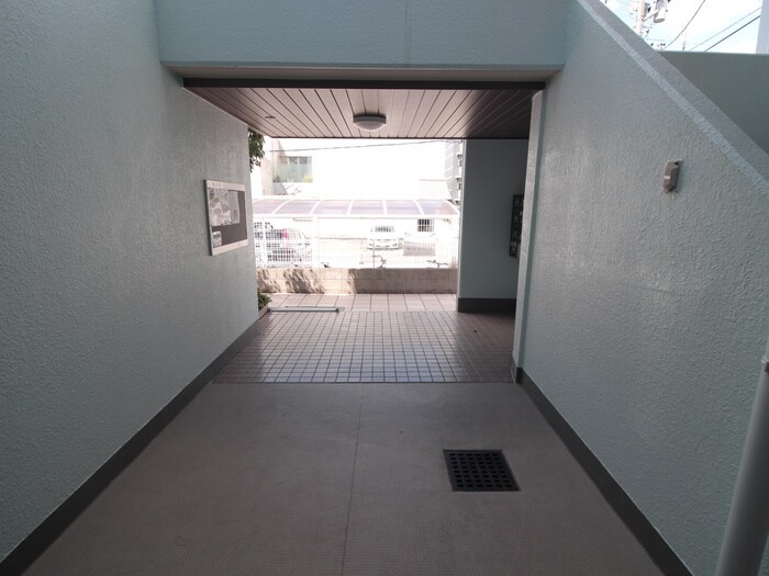 物件外観写真4　(エントランス部分)