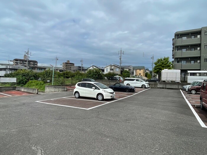 物件外観写真3　(駐車場)