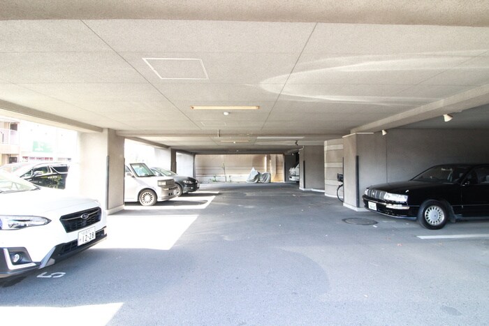 物件外観写真3　(駐車場)