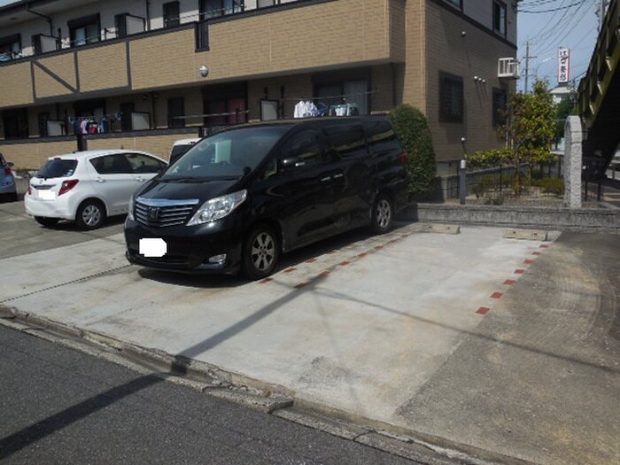 物件外観写真3　(駐車場)