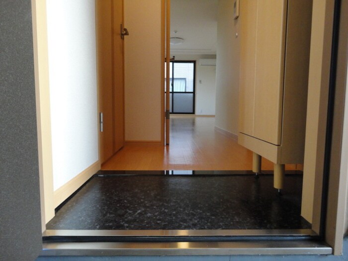 物件内観写真4　(玄関)