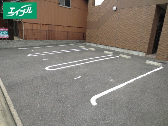 物件外観写真3　(駐車場)