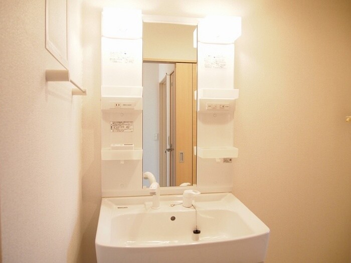 物件内観写真8　(玄関)