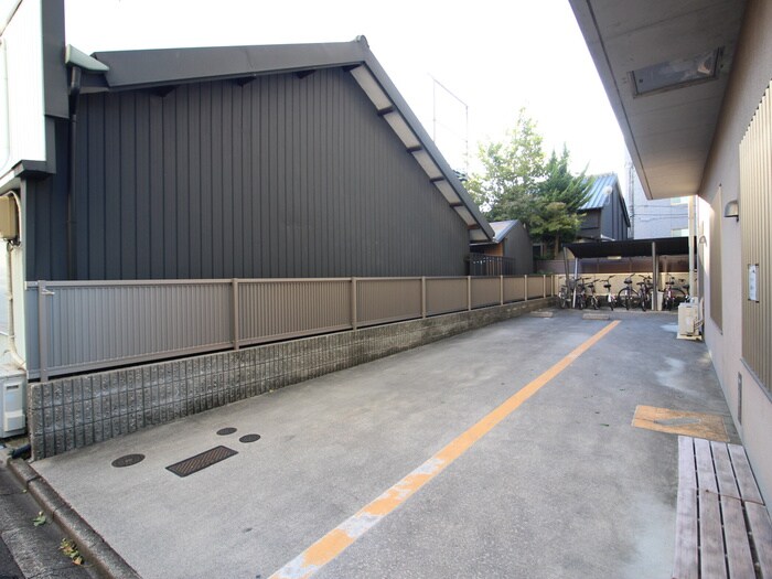 物件外観写真3　(駐車場)