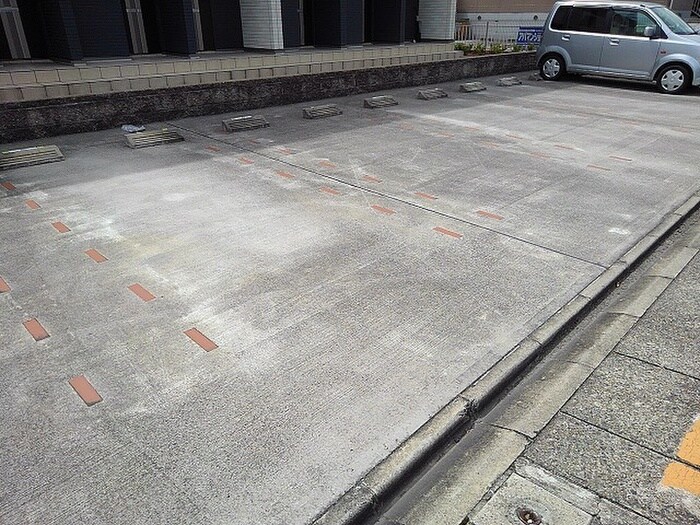 物件外観写真3　(駐車場)