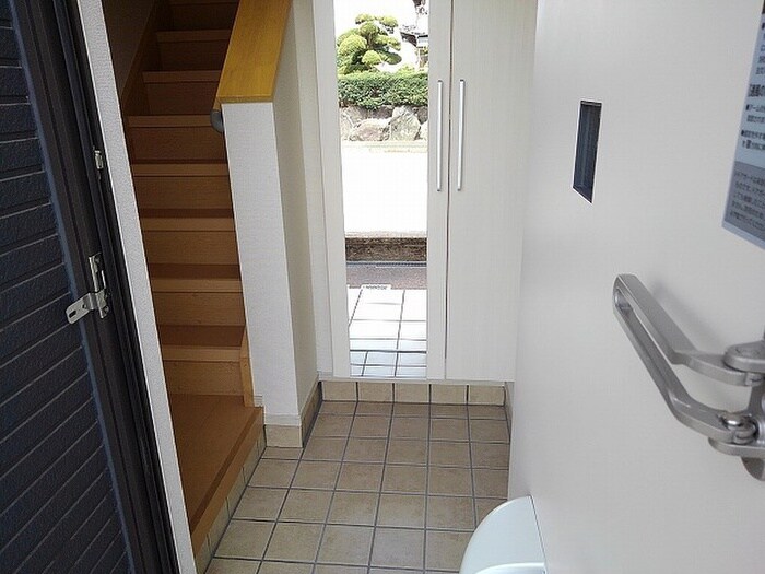 物件内観写真13　(玄関)