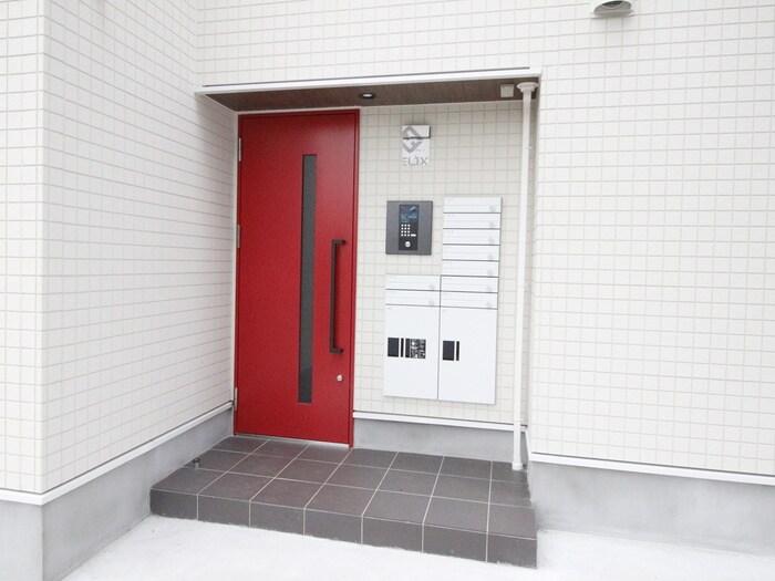 物件外観写真3　(エントランス部分)