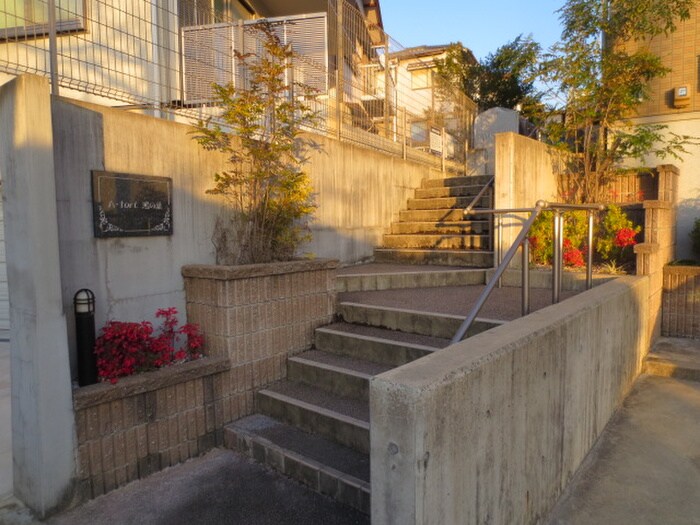 物件外観写真3　(エントランス部分)