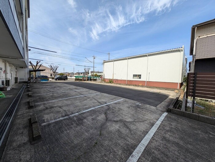 物件外観写真2　(駐車場)