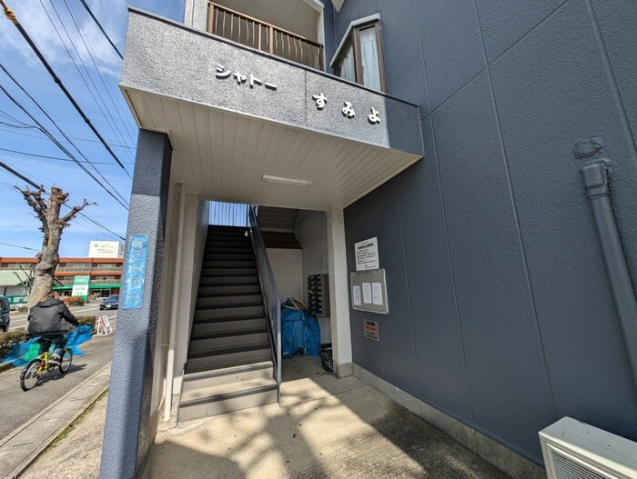 物件外観写真4　(エントランス部分)