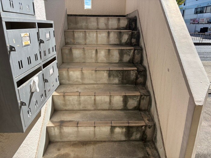 物件外観写真6　(エントランス部分)