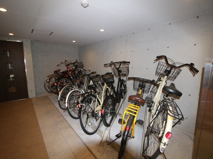 物件外観写真4　(駐輪場)