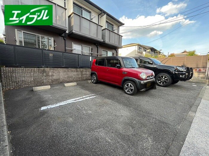 物件外観写真3　(駐車場)