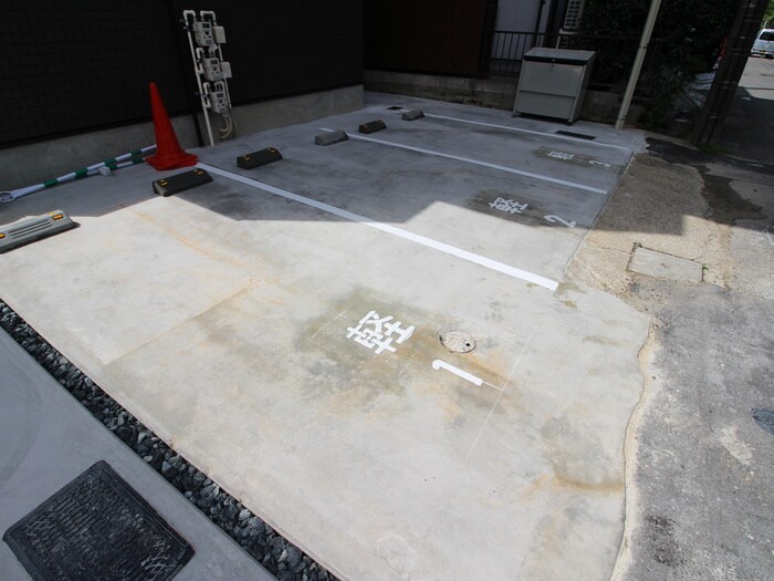 物件外観写真4　(駐車場)