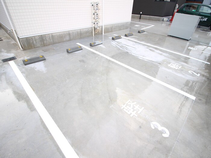 物件外観写真3　(駐車場)