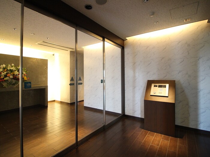 物件外観写真3　(エントランス部分)