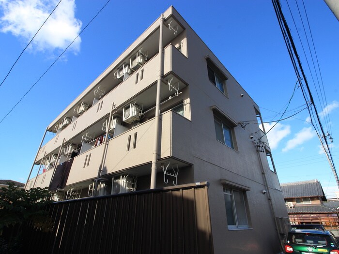 ニュ－サ－プラス和の物件外観写真