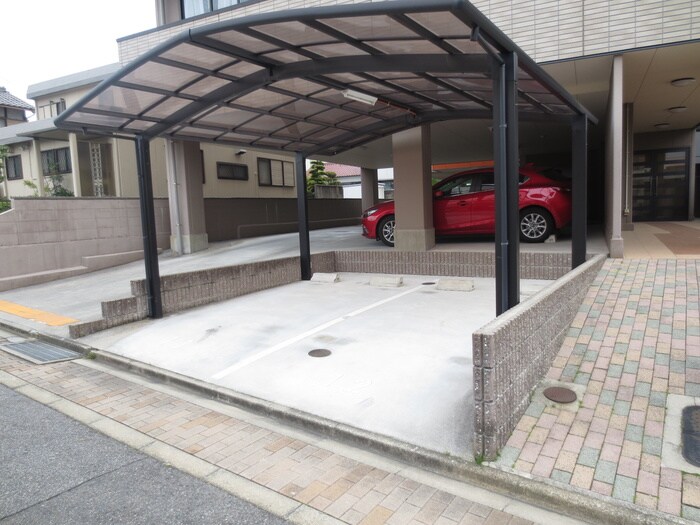 物件外観写真3　(駐車場)