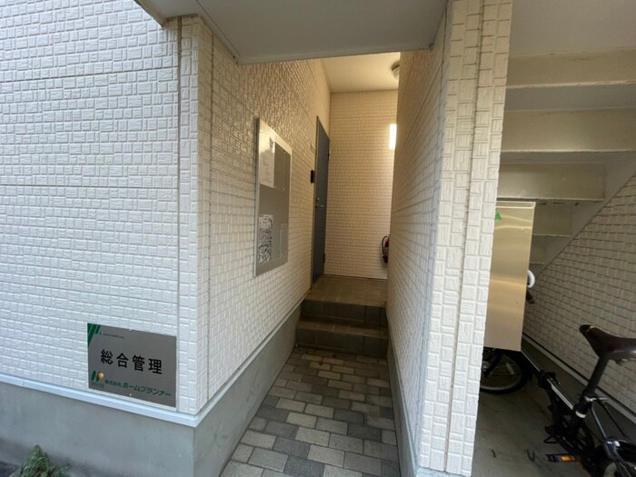 物件外観写真2　(エントランス部分)