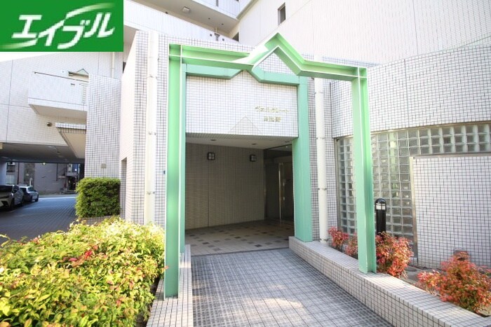 物件外観写真3　(エントランス部分)