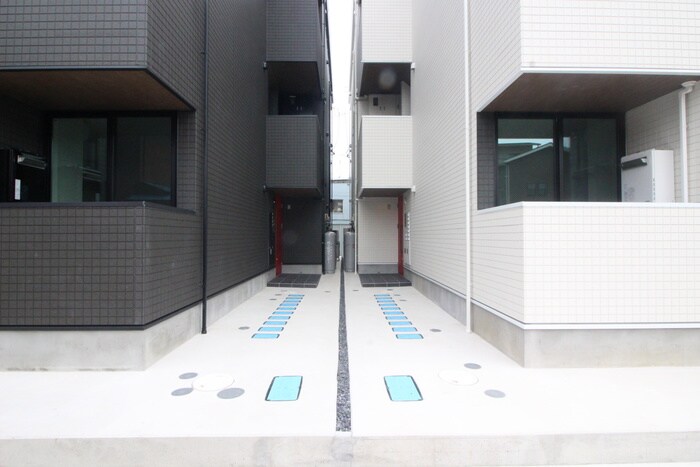 物件外観写真2　(エントランス部分)