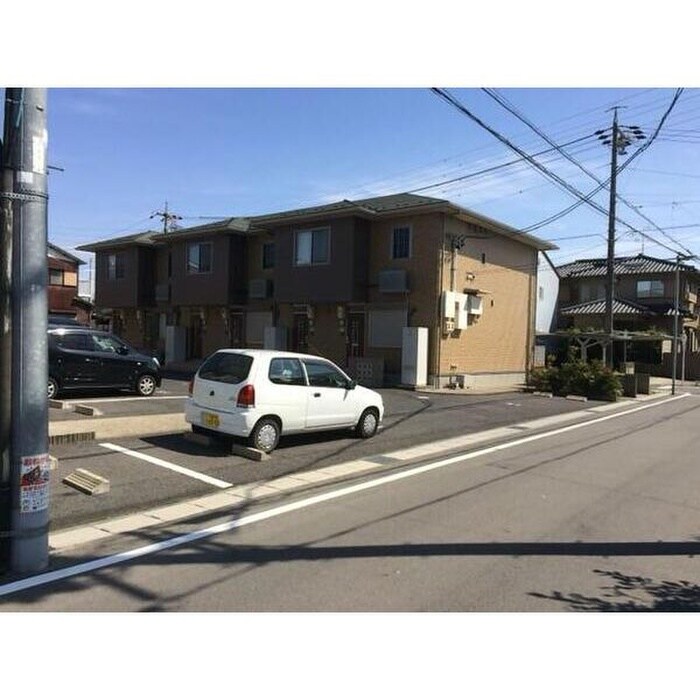 物件外観写真3　(駐車場)